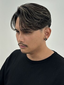 センターパート　メッシュ　刈り上げ　メンズ　眉毛