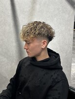 カイ(X) 強めパーマ/ハイトーンカラー