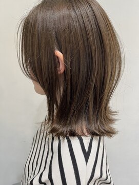 ムイ(muy) ぱつっとミディアムヘア