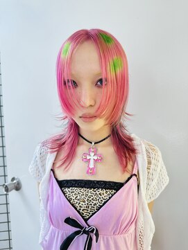 クク(QUQU) ピンクとキミドリのデザインウルフ