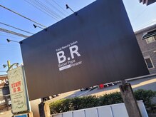 ビードットアール バーバーパパ レナセール(B.R Barber Papa.Renacer)の雰囲気（黒い看板が目印です）