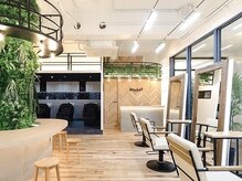 ロッカーでお荷物を預けて頂いたら、セット面へご案内。贅沢にスペースを使った開放感のある空間。[仙台]