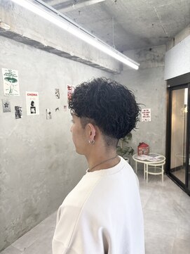 ドアホワイト(door white) スペインカールパーマ×刈り上げ