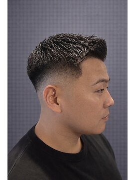 ワンワンオー バーバーショップ 長浜店(@110 BARBER SHOP) フェザーアップ×スキンフェードで作る、ストリートスタイル