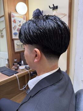 フォーコーナーズ(Four Corners) テーパーフェード×センターパート