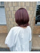 シー 岡崎(,SHE) モーブカラーのツヤが映える韓国風ナチュラルストレートミディ