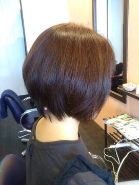 美容室 いろは 前下がりショートボブ
