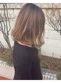 パールグレージュグラデーション×無造作カールボブ