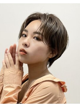 イヴォークトーキョーオーサカ(EVOKE TOKYO osaka) センターパート×抜け感ショート