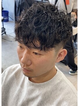 フランクスバーバーリザーブ 人形町店(FRANK’S BARBER RESERVE) スペインカールツーブロックテーパーフェードバーバースタイルS