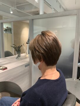 オナー(honor) 20代30代前下がりショートツヤ感ボブウルフレイヤーカット