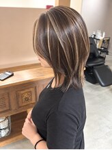 Lea.hair design【1/5NEWOPEN(予定)】 白髪ぼかしハイライト×ミディアムウルフ