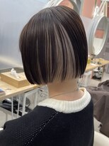 イェッカ パビル(YECCA pabil)&nbsp;ホワイトシルバーのインナーカラー（ブリーチ１～2回）