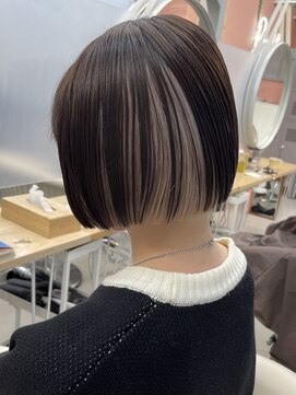 イェッカ パビル(YECCA pabil) ホワイトシルバーのインナーカラー（ブリーチ１～2回）