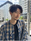 スーツ短髪ツーブロック束感モテる黒髪シークレットパーマ流行