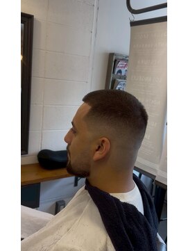 クフィア メンズヘアー カンポ 難波店(CUFFIA MEN'S HAIR CAMPO) スパイキーショートスキンフェードセンター分けブルーブラック