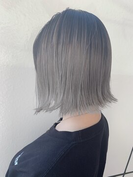 クオール(Quol) 【ホワイトグレー】切りっぱなしボブ