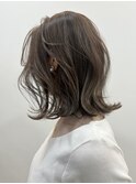 透明感グレージュカラーにミディアムボブ