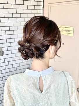 ソノ(sono) シニヨン アップスタイル 金箔ヘア 参列ヘア お呼ばれヘア