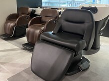 フルフラットのシャンプー台でリラックス。メンズカット/パーマ