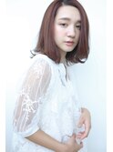 ほんのりビンクで柔らかなミディアムヘア