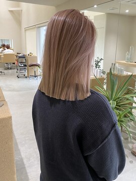 キュー(que) ハイトーンベージュ ミディアムボブ