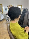 黒髪くびれショート