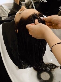 シックスヘアーメイク(6six hair make)の写真/【赤坂駅徒歩5分】炭酸スパで癒し効果◎毛穴クレンジングで健康的な髪に♪頭皮から毛先まで潤う髪をお届け!