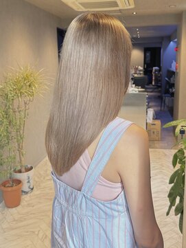 リア(Li'a) レイヤーカット+ブロンドベージュハイトーンカラー