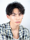 黒髪ツーブロックナチュラルセンターパートフェザーパーマ眉毛
