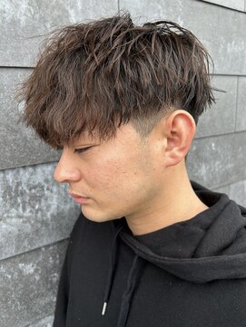 ヒュイル バイ ニアウ(Hwyl by Niau) メンズマッシュパーマ波巻スパイラルパーマニュアンスパーマ眉毛