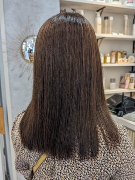 ポジ(poji) ブラウン　外はね　ミディアムレイヤー　くびれ　髪質改善カラー