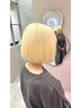 ロンド レア 天神大名店(Lond Le’a) ホワイトブロンド/外ハネボブ /ワイドバング/ブルーブラック