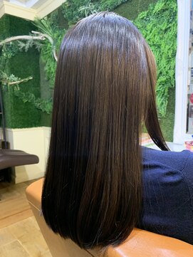 レガーロ(regalo) ミディアムレングス・グラデーションカット・縮毛矯正