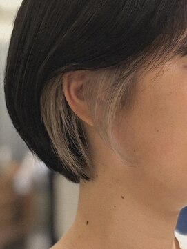 オンド 中目黒(ond) 短めボブとちらっとイヤリングでホワイトベージュ