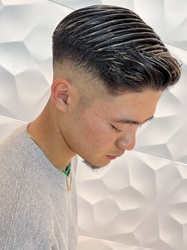 ゼロスバーバー(0's BARBER SHOP) ワイルドアップバングスキンフェードアイロンパーマ爽やか