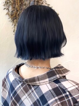 ノエラ(NOELA) ネイビーブルー×外はねボブ