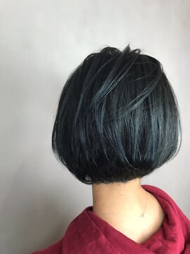ラトリエ ブロカント 立川北口店(L'atelier BROCANTE) 濃紺 ブルーブラック ブリーチなし wカラー 青 丸みショート
