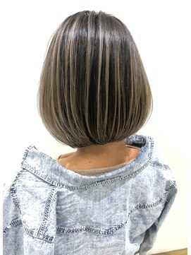 トルネード(TORNADO) 外国人風ハイライトバレイヤージュショートボブ  グレージュ