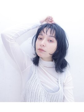 エルピス(elpis) 美髪セミディ　アッシュブラック　ウェーブミディアム