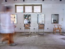 ウツワ(utuwa)の雰囲気（ミッドセンチュリーやポストモダンの家具に囲まれた空間。）