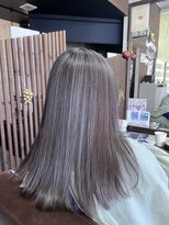 ビューティアンドスパ ガガ(GAGA)&nbsp;ロングスタイル　ハイライトで作る白髪ぼかし　グレージュ