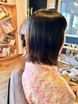 ヒビ(hibi)の写真/毎朝のスタイリングを楽に♪熟練のカット技術で時間が経っても崩れにくく艶やかにまとまる仕上がりに◎