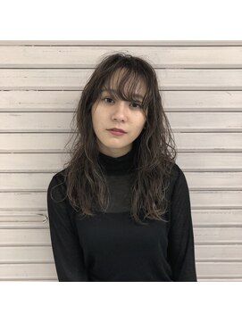 リラ バイ クオーレ(LIRA by CUORE) ベージュカラー×ハイレイヤー