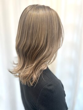 マム(mamu) 柔らかセミロング/ミルクティシルバー