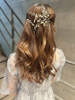 ヴィヴィ(VIVIE)&nbsp;ねじり網みハーフアップ後れ毛くるりんぱ編み込み結婚式アレンジ