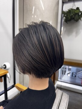 カシー(Casii) ナチュラルハイライトで自然に白髪をぼかせるボブ