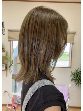 エミュウ(Emue) 外はねミディアムウルフ♪