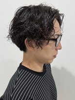 ヒュイル バイ ニアウ(Hwyl by Niau) メンズショートツイストパーマセンターパートパーマスパイラル