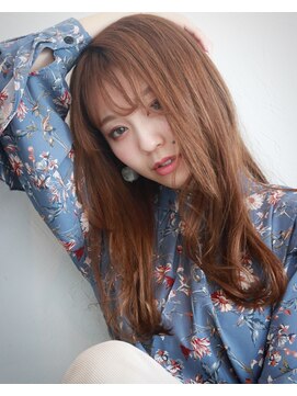 柔らかブラウンカラーで魅せる大人のナチュラルロング